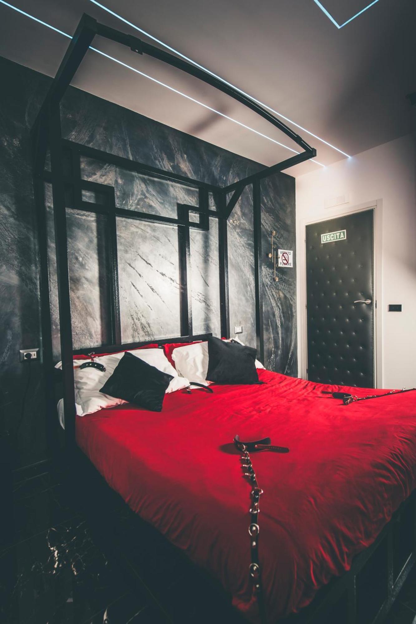 Suite Luxury Bdsm Rome Bilik gambar